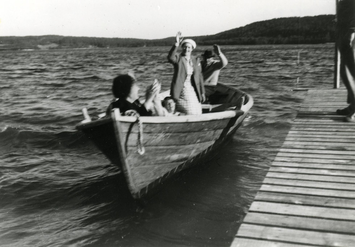 Ångermanland, Bäckfjärden. Fiskaren Leonard Lundgren med familj på utfärd med skötbåten.
Bilden från mitten av 1930-talet.