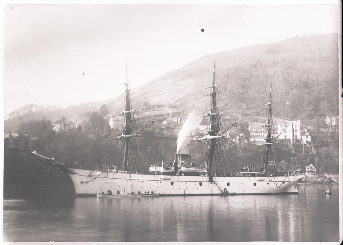 [från Fotobeskrivningen:] "Ångkorvetten FREJA i Dartmouth 1905 [sic], under långresan 1.11.1905-23.4.1906. Chef: KKI. A. Ekström Sek: Kapt. R. Liepe"