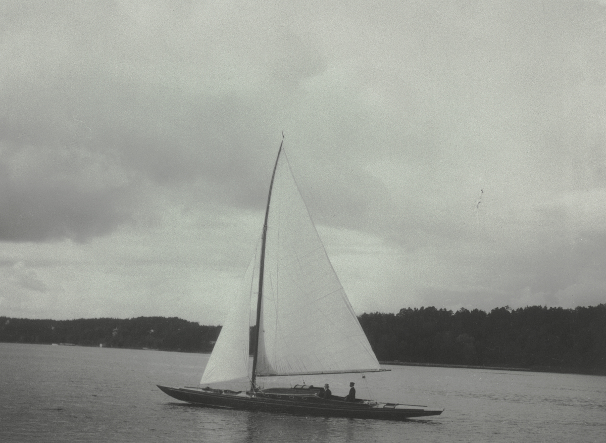 [från fotobeskrivningen:] "'Sonja var en lång, smal båt.'" "Troligen under provturen 1920." "Salanders samling. Jfr. SSHM:s arkiv 5:F II."
[---] [under Förvärv från/Förmedlare:] "Salander, Svea, fru 1967" [---]