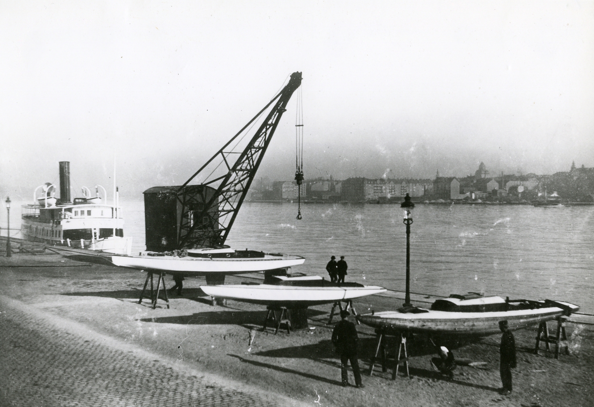 Färdiga eller nästan färdigbyggda segelbåtar på Söder Mälarstrands kaj. Sjösättningen skedde med kranen på kajen. T.v. Passagerarfartyget "VIKING" Foto 1914.