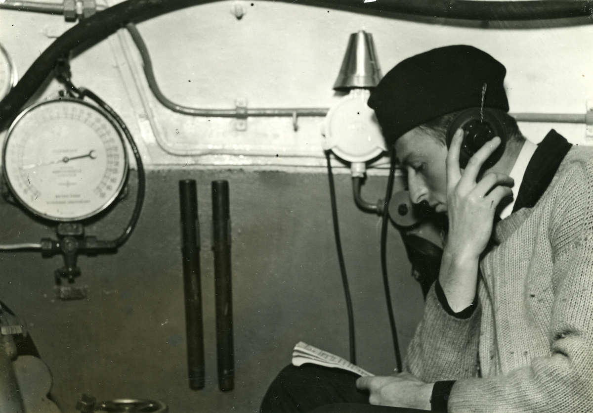 En örlogsman med hörtelefon ombord på bärgningsfartyget Belos. Troligen i samband med dykning med dykarklocka från fartyget.
