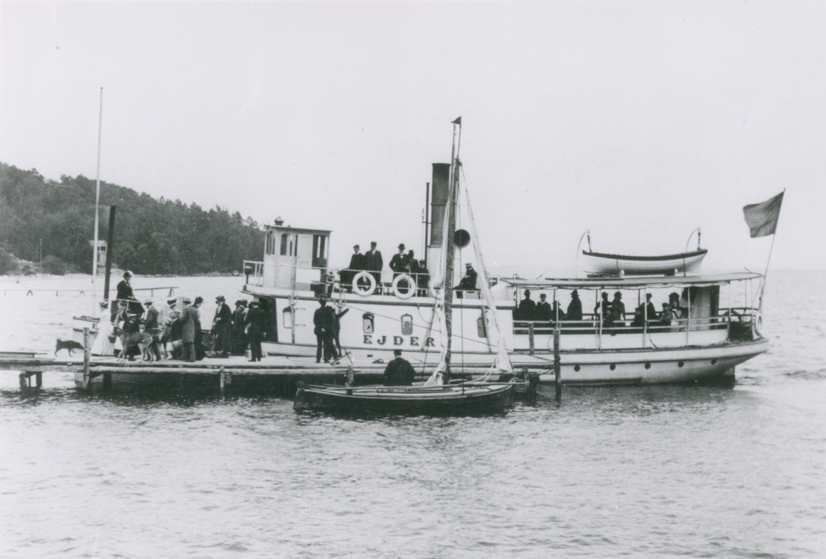 Passagerarångfartyget EJDERN av Linköping vid Sandviks brygga [sjön Roxen] 1902.