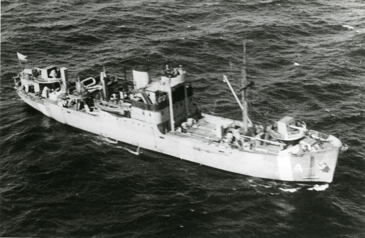 Hjälpkryssaren 4, Waria, under spaningarna efter den förlista ubåten Ulven.