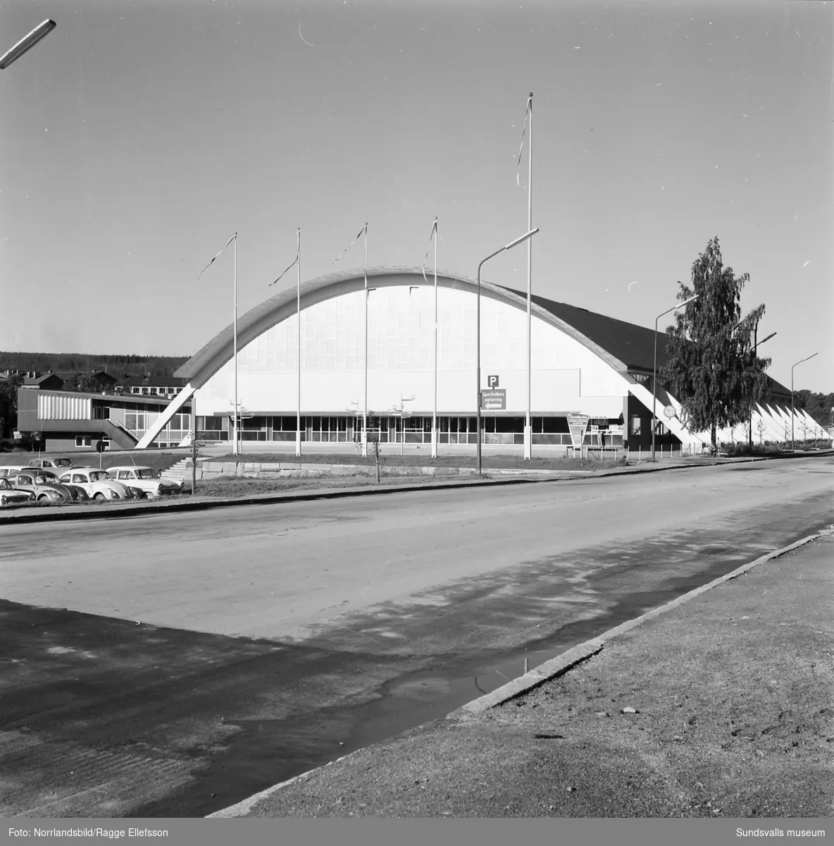 Exteriörbilder från olika håll på Sporthallen i Sundsvall.