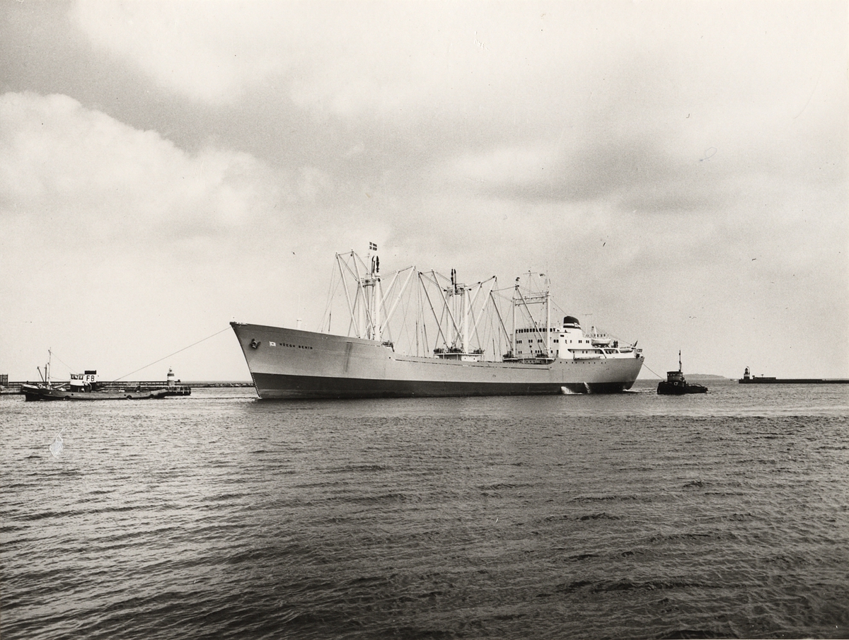 Lastmotorfartyget "HÖEGH BENIN". Foto från Köpenhamn den 24.5.1961.