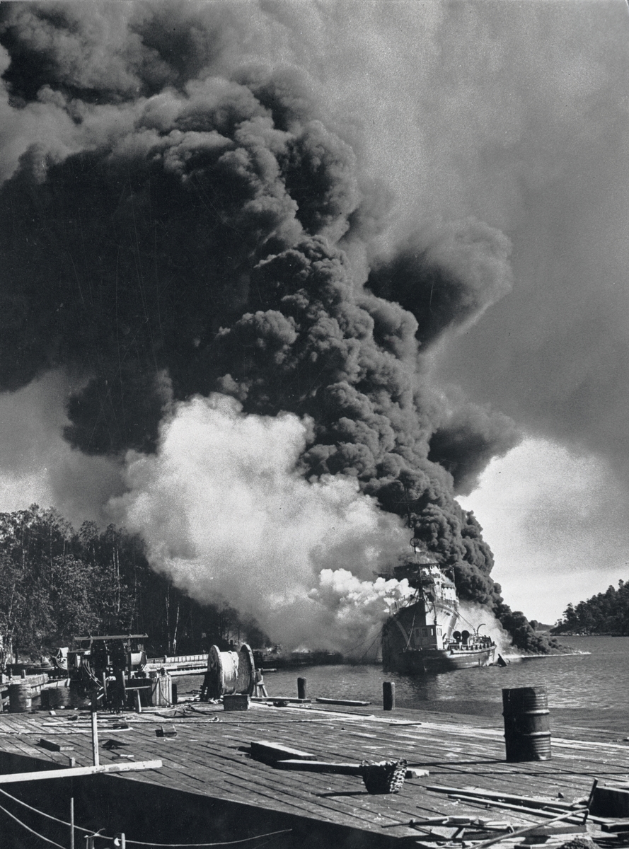 Jagareolyckan på Hårsfjärden, den 17. september 1941.
En kvart har gått efter explosionen. Försöken att rädda Klas Uggla ha måst uppgivas.