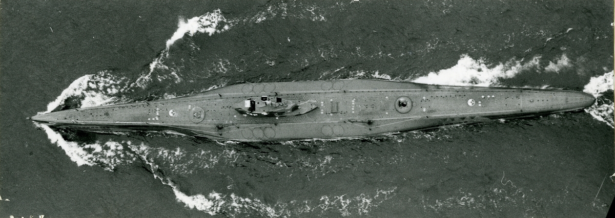 U-båten Neptun i övervattensläge. Flygfoto 1955.