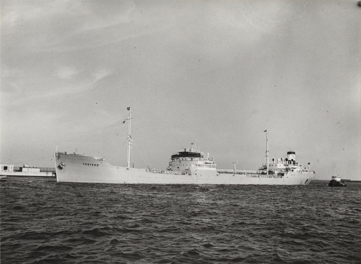 Foto i svartvitt visande malm- & tankmotorfartyget "TOSTERÖ" taget i Köpenhamn under oktober månad 1961.