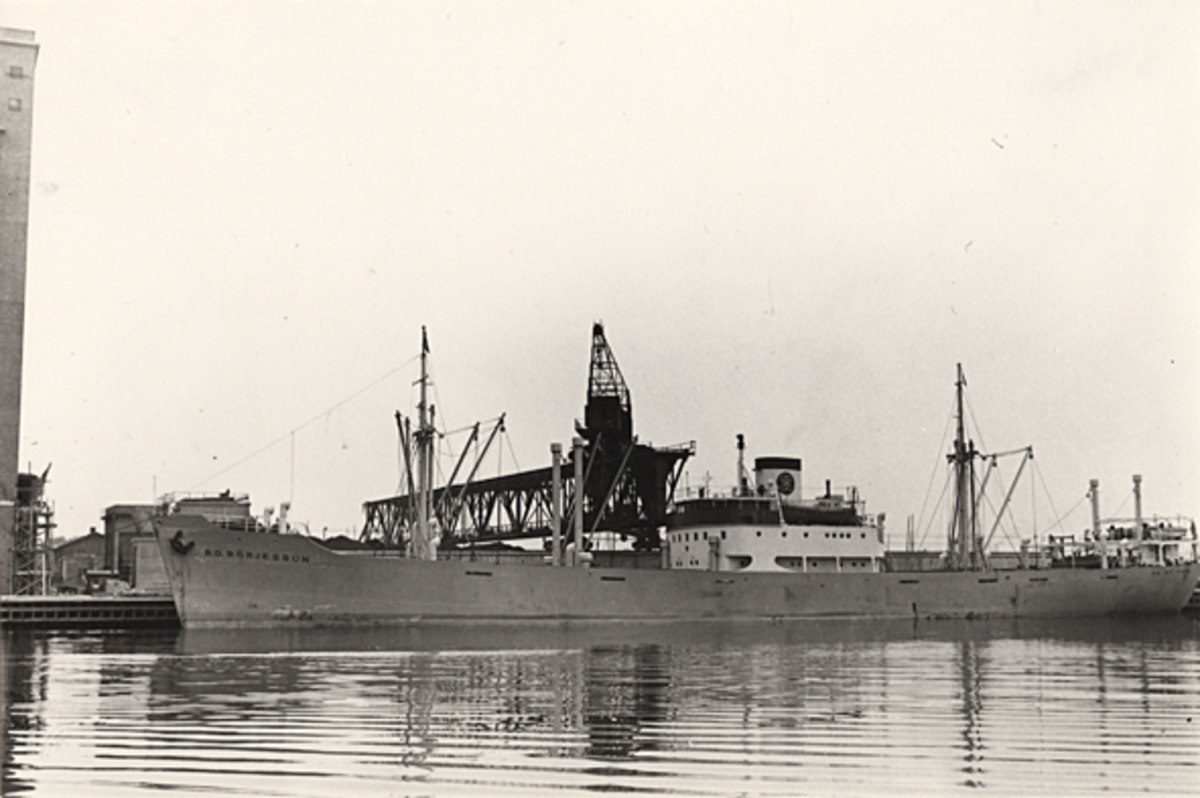 Foto i svartvitt visande lastmotorfartyget "B.O.BÖRJESSON" i Köpenhamn den 17.6.1953.