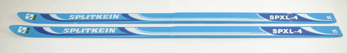 Hoppski laga av tre. Blå overflate, S-emblem på skitupp. Gjennomsiktig plastsåle med fem riller, namnet Splitkein synleg.