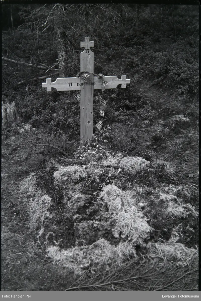 Åpning av graver i krigsfangeleiren på Falstad,imidlertidig kors satt opp på fellesgrav.