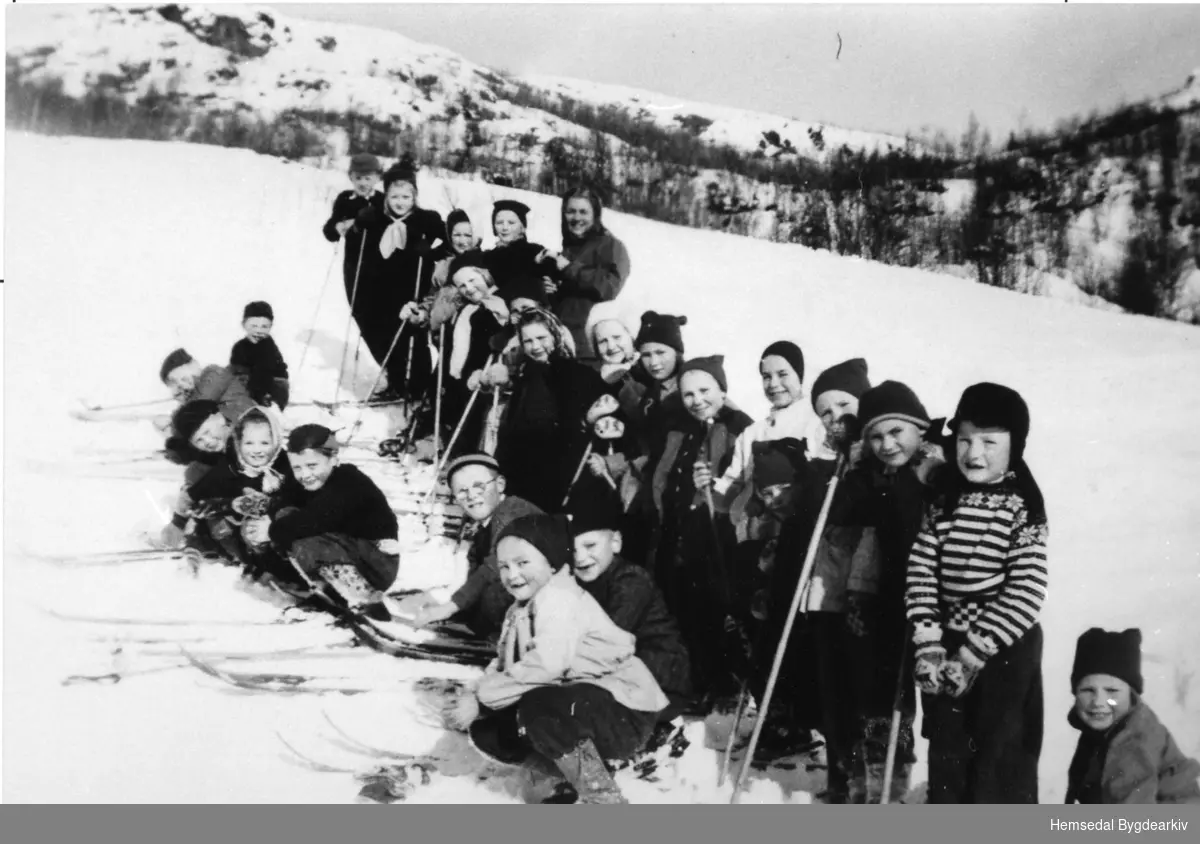Skidag på Tuv skule i Hemsedal i 1952.
Namneliste på elevane er arkivert i Hemsedal Bygdearkiv.