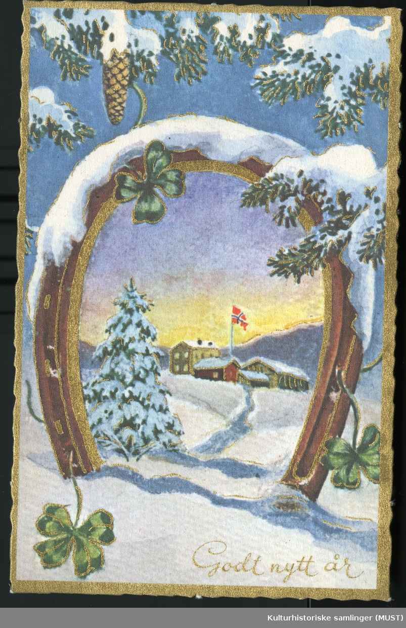Jule og nyttårskort solgt fra Hustvedt.
En hestesko rammer inn veien til en gård med norsk flagg
Godt nytt år