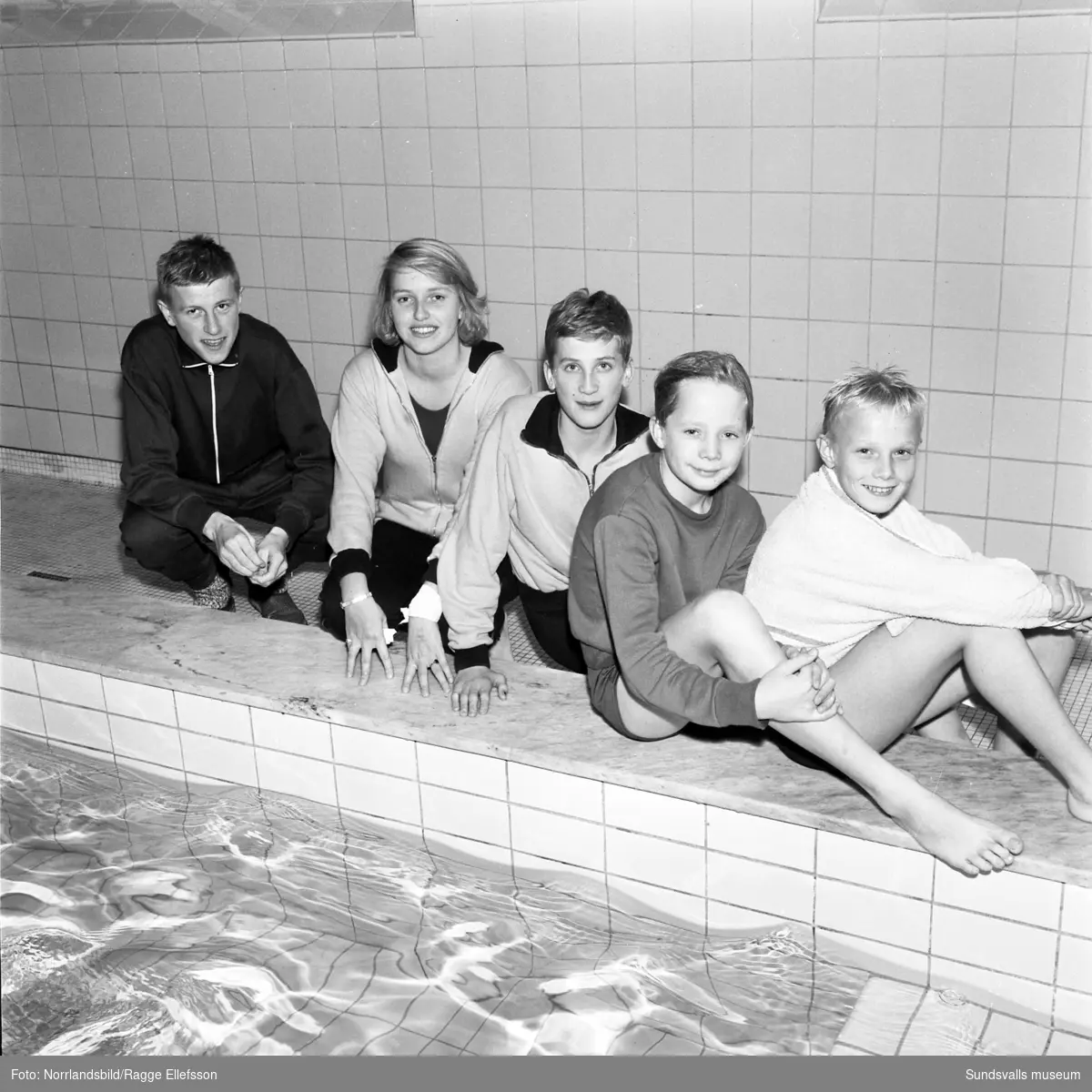 Bildserie från regionmästerskapet i Expressens Sum-Sim i Timrå Simhall. De unga simtalangerna poserar på bassängkanten.