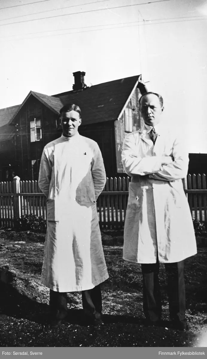 Bildet av to leger i hagen på Vardø sykehus i 1935/36. Til venstre er antagelig assistentlege Bolla. Ved siden av står overlege Sverre Sørsdal.
