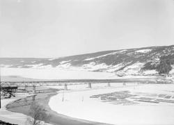 Vingnesbrua under bygging. Motiv mot Vingnes, og Lillehammer