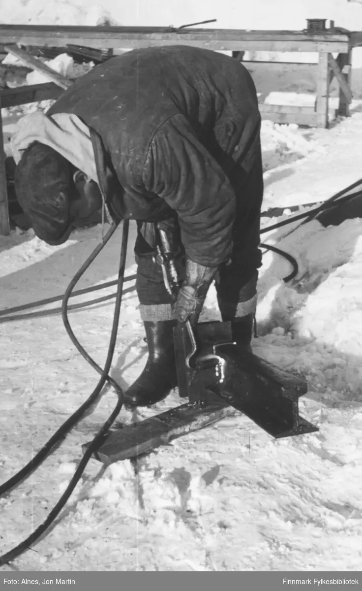 Egil Dahl jobber med skjærebrenner under bygging av den nye dampskipskaia med betong, Øksfjord 1955