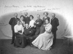 Et gruppeportrett av flere kvinner og menn. Fra bakerste rad