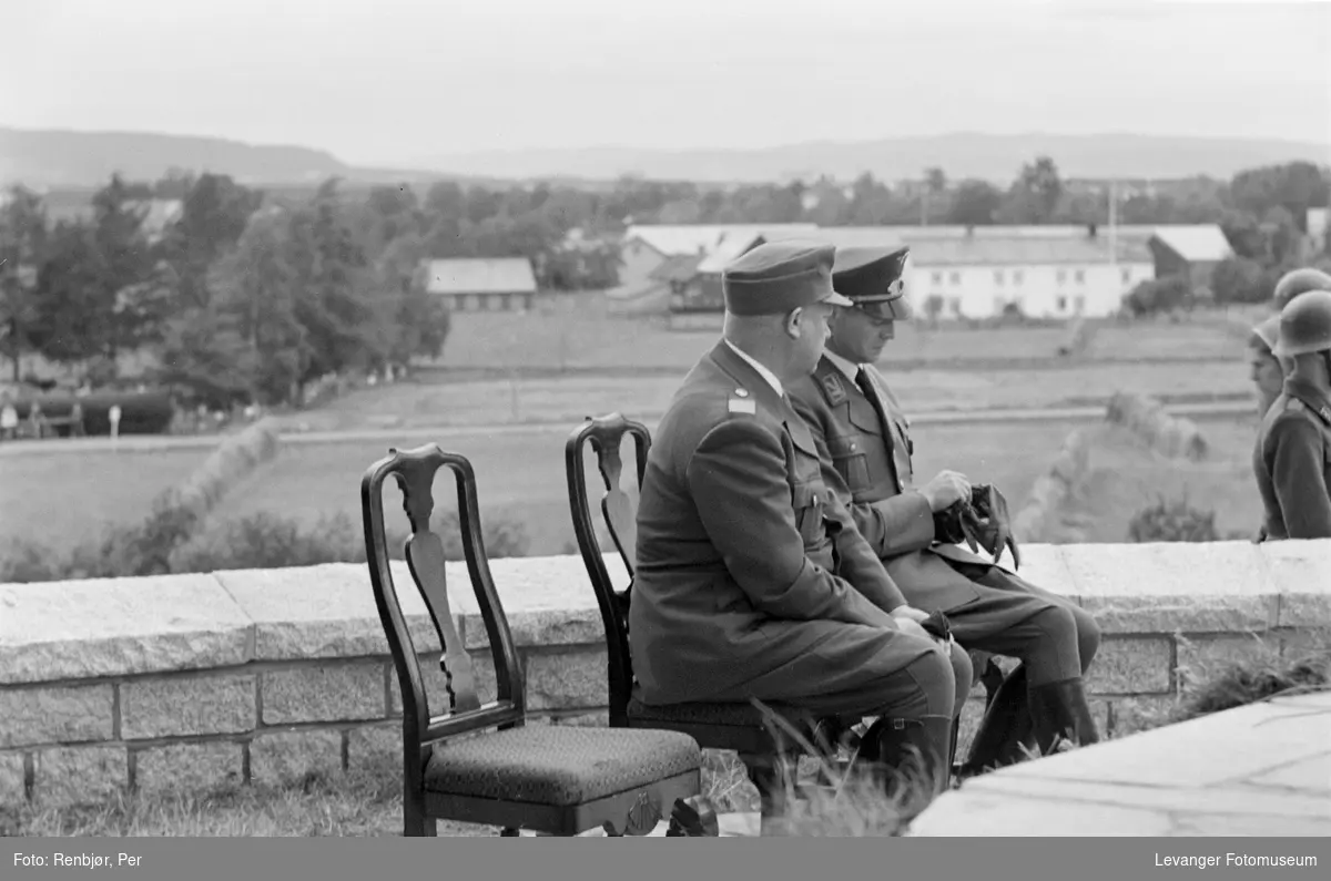 Quisling venter ved bautaen som er klar for avduking. Fra Nasjonal Samlings stevne, riksmøte, på Stiklestad 1944.