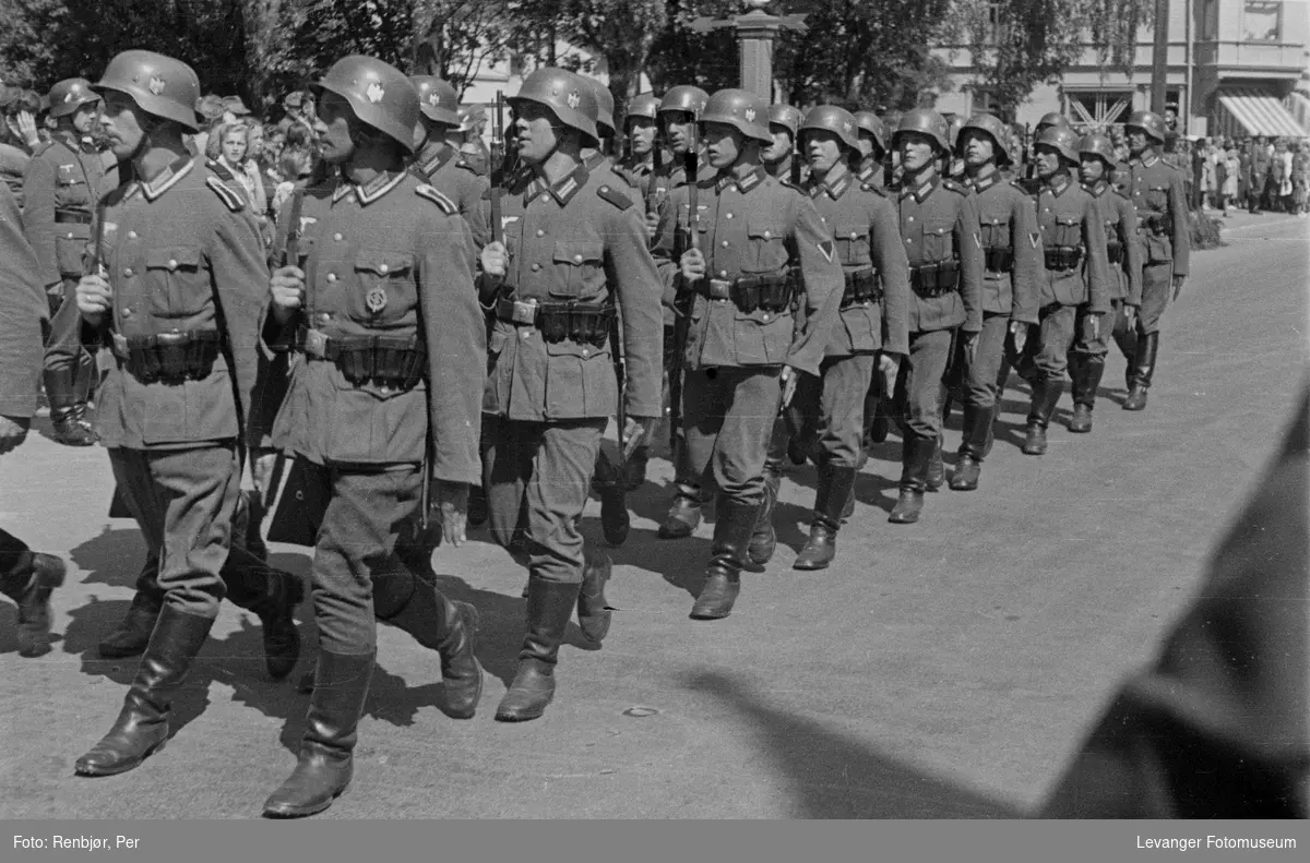 Tyske tropper marsjerer i Levangers gater.