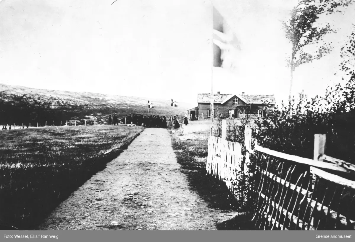 Første herredshus og skole i Kirkenes ca 1900