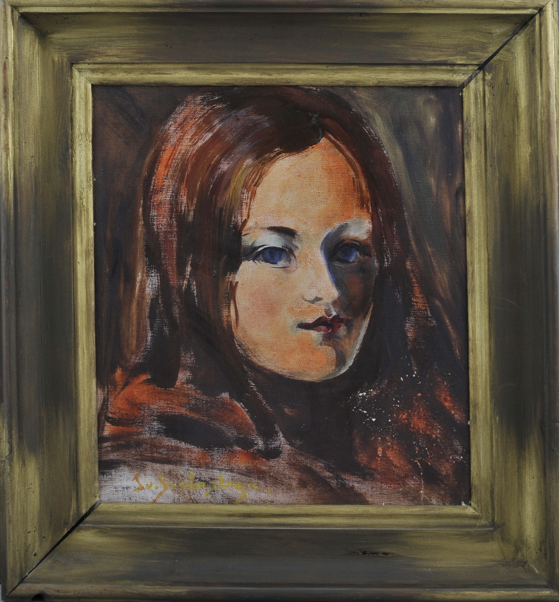 Portrett av ei jente med raud hår og blå augo, mot ein mørk bakgrunn.