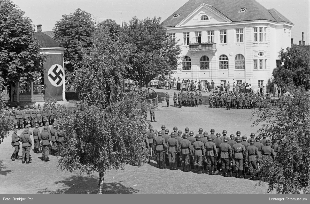 Ansamling av tyske tropper på torget i Levanger.