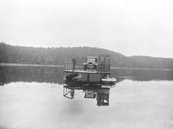 Vågseters pontongferge frakter en liten europeer 1924-1927 m