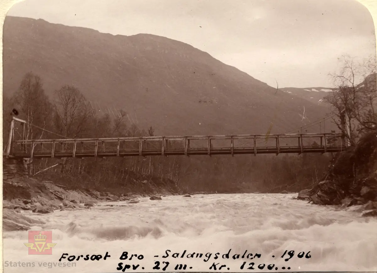 Forsæt Bro 1906 i Salangsdalen. Hengebru over Salangselva med spennvidde på 27 meter. Kostnad på bygging kroner 1200.-
