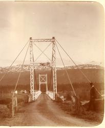 Kirkenes bru over Målselva, 1912. Spennvidde 80 meter. Mann 