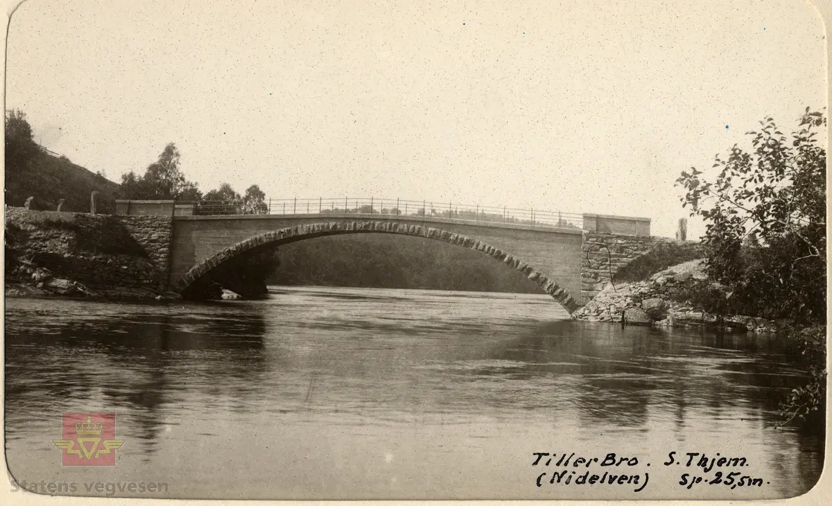 Tekst på bildet: "Tiller Bro. S.Thjem. (Nidelven) Sp.25,5m." 
Tiller bru over Nidelven, Trondheim kommune i Sør-Trøndelag. Spennvidde er 25,50 meter. Steinhvelvbru fra 1912 - 1913.