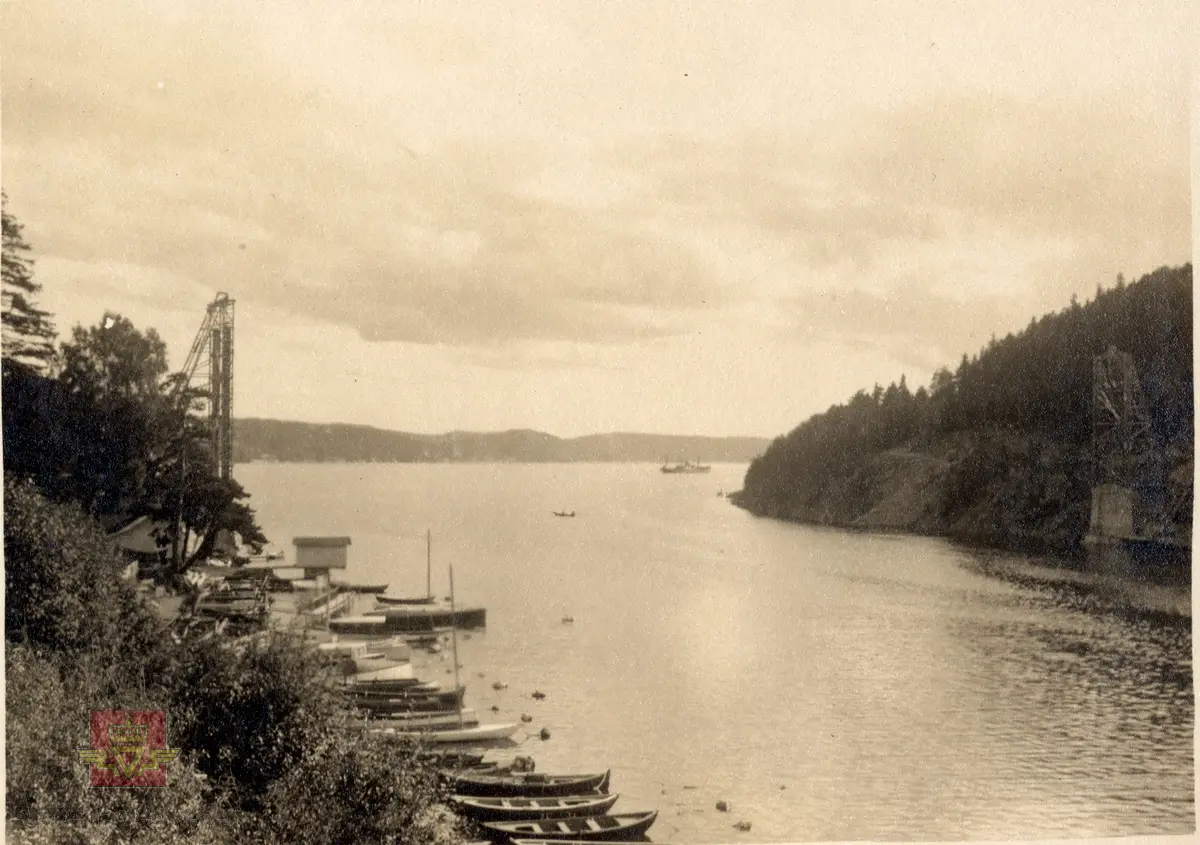 25.05.2015: "Det kan være Ulvøysundet i Oslo. Brua ble bygd i 1928." Informant til bildet er Vidar Iversen.