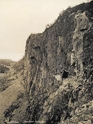 Vegparti i fjellsiden Maabödal - Hardanger 1925
