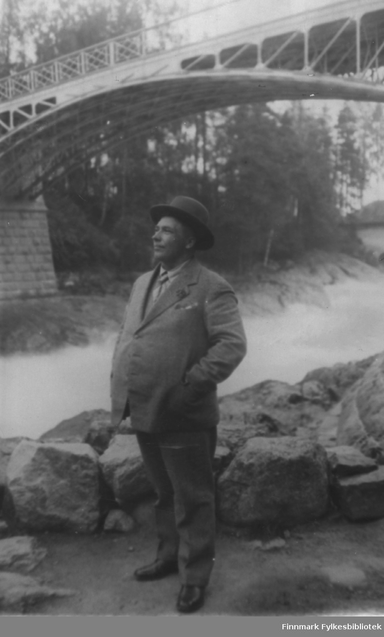 Enok Gunnari fotografert foran en bro, ca. 1930. Han er på reise i Finland
