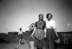 Fotografi av søstrene Anja og Elna Stenbakk. I bakgrunnen st