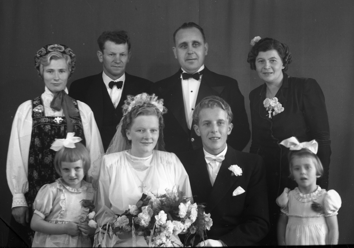 Brudebilde av Ragnhild Hoftun og Jan Stachnik med Margrethe Helmi
Turkop på venstre side.
Bak frå v.Klara Svenkerud, Halgrim Turkop, de andre er sansynligvis 
Stachnik sin familie.
