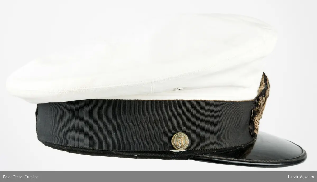 Kapteinslue meded L/F rederimerke, hvit pall merket "Frank Thomas Co. Inc., The white uniform House, Norfolk. V.A.