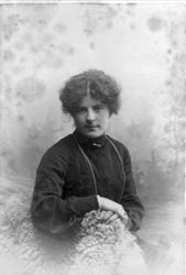 Studioportrett i halvfigur av Claudia Christoffersen.