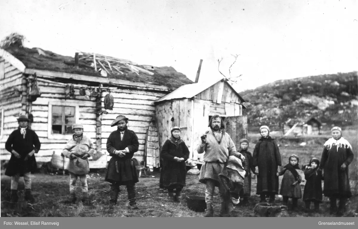 Familiene John Andersen Must og Ole Persen Savio utenfor Musts hus på Sandnes, før 1900. Must var vappus hos distriktslege Wessel.