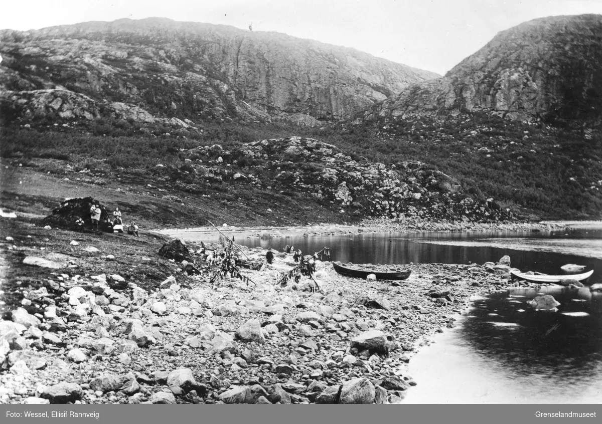 Sommeroppholdsted for skoltefamilien Larvan ca 1900.