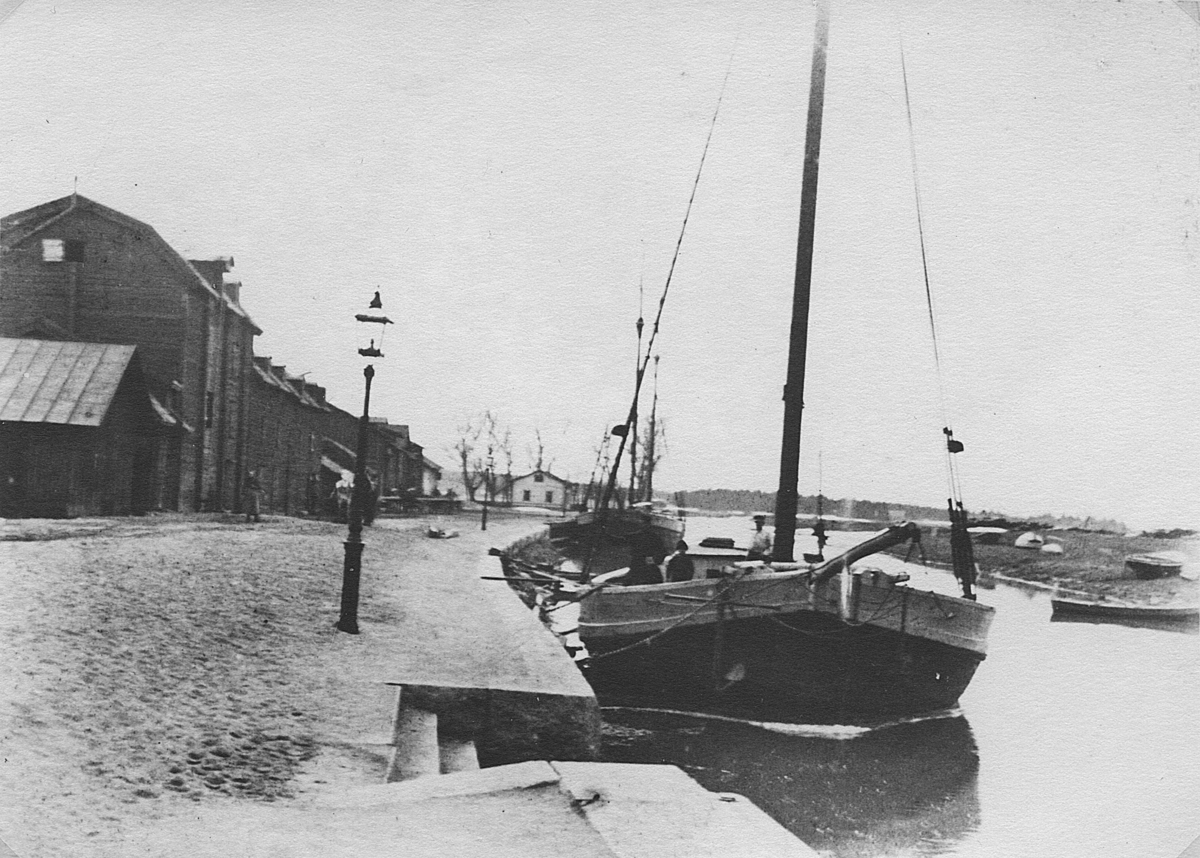 Enköpings hamn på 1890-talet med skeppare Granats båt