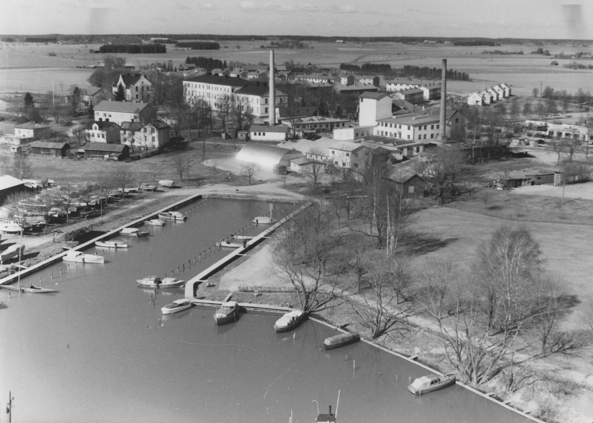 Enköping, panorama från silobyggnaden mot väster. Gamla båthamnen, lasarettet, Selfa, maj 1956.