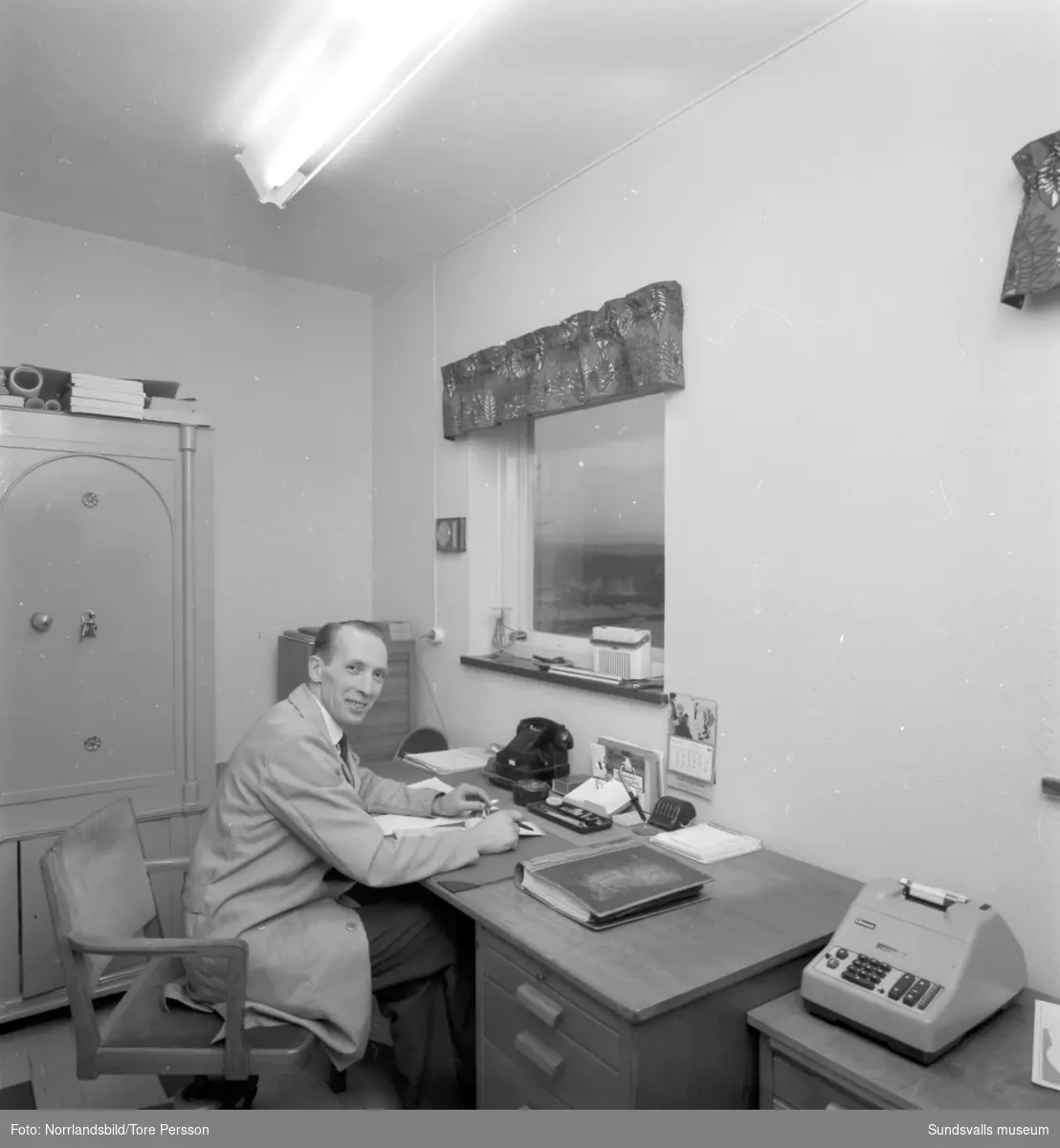 Interiörbilder från Ytterströms nya affär i Stöde. Innehavaren Sven Ytterström på sitt kontor.