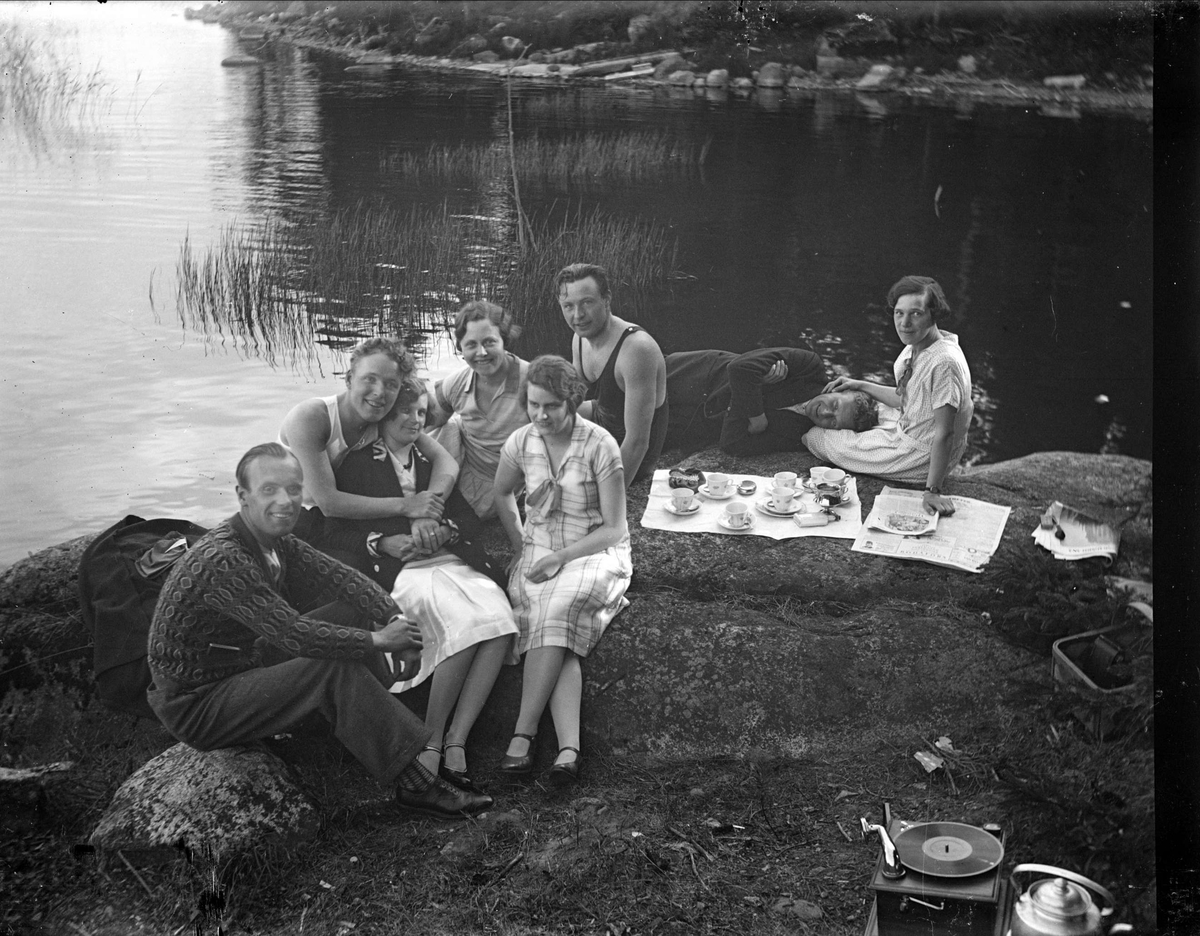 Karin Krantz med vänner på utflykt vid en sjö, Uppsala sent 1920-tal