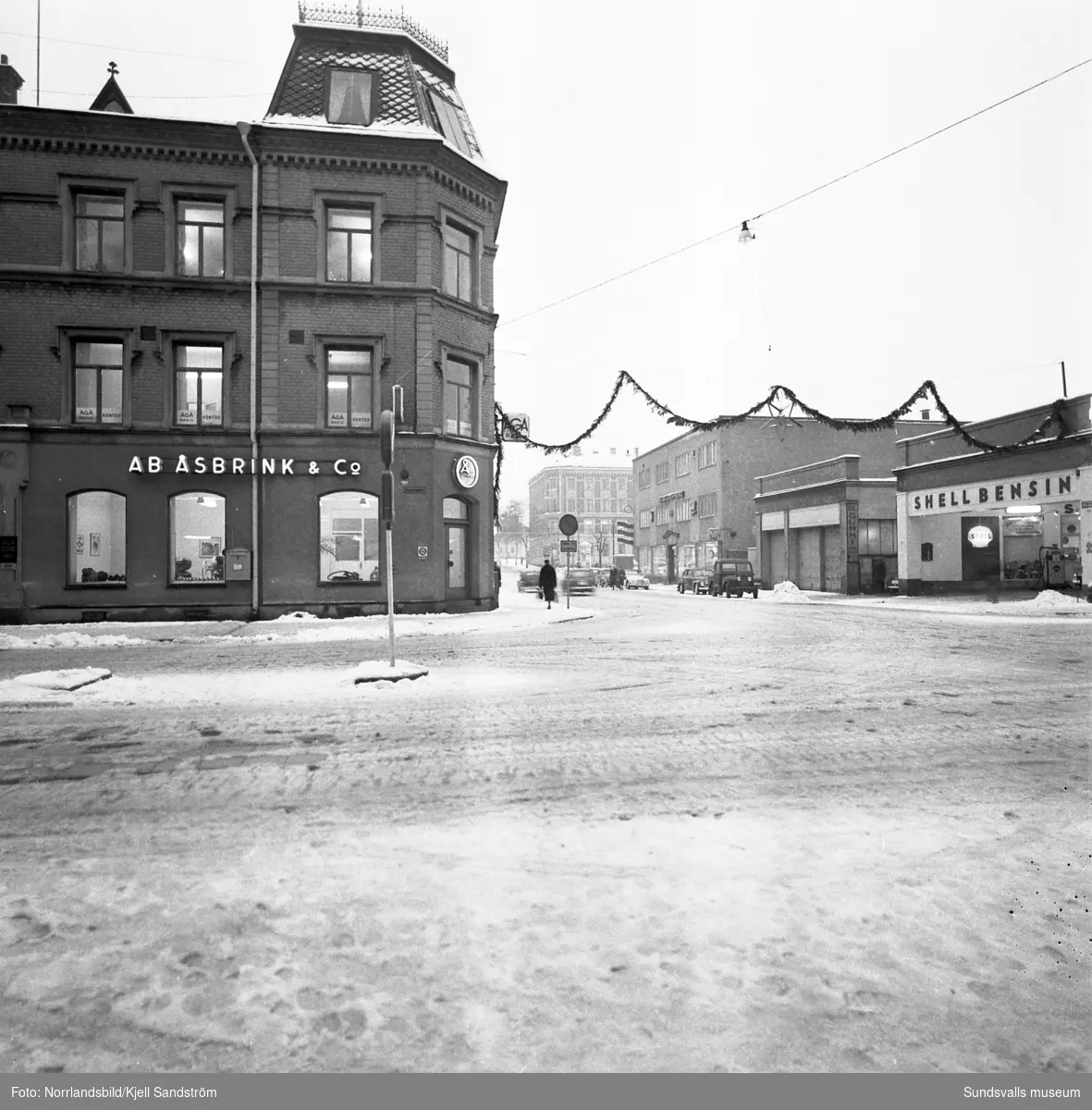 Exteriörbild av byggnaden Köpmangatan 5, i korsningen med Nybrogatan.