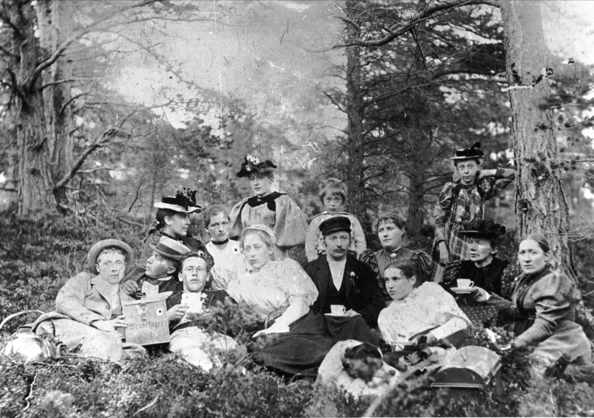 Gruppebilde av Normanfamilien, tatt i marka under en tur til Herøyklubben.