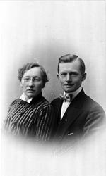 Studioportrett av Magdalene Norman og Walter Pettersen.