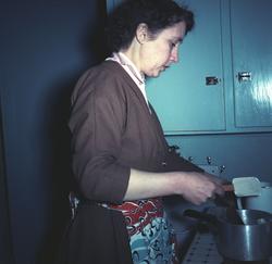 Aase Jacobsen hjemme på kjøkkenet i Storvannsveien.