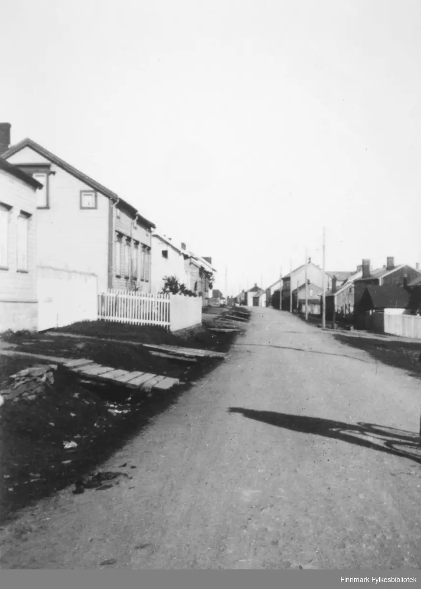 Gateparti Nyborgveien. På bildet sees fra v. Mathinaho, Akermann-Olsen's hus.