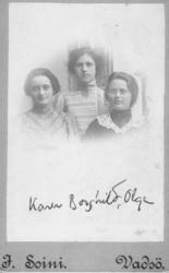 Gruppebilde i halvfigur av fire unge kvinner. Fra venstre; K